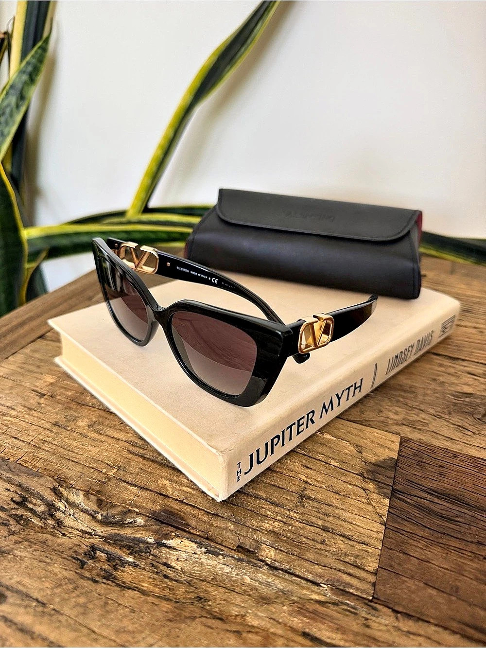 Like New_Valentino VLOGO Signature Cat-Eye Sunglasses VA 4073 Black & Brown
